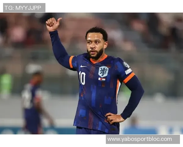 德佩替补席开怀大笑心态超好即便科林蒂安0-1落后依然乐观面对比赛